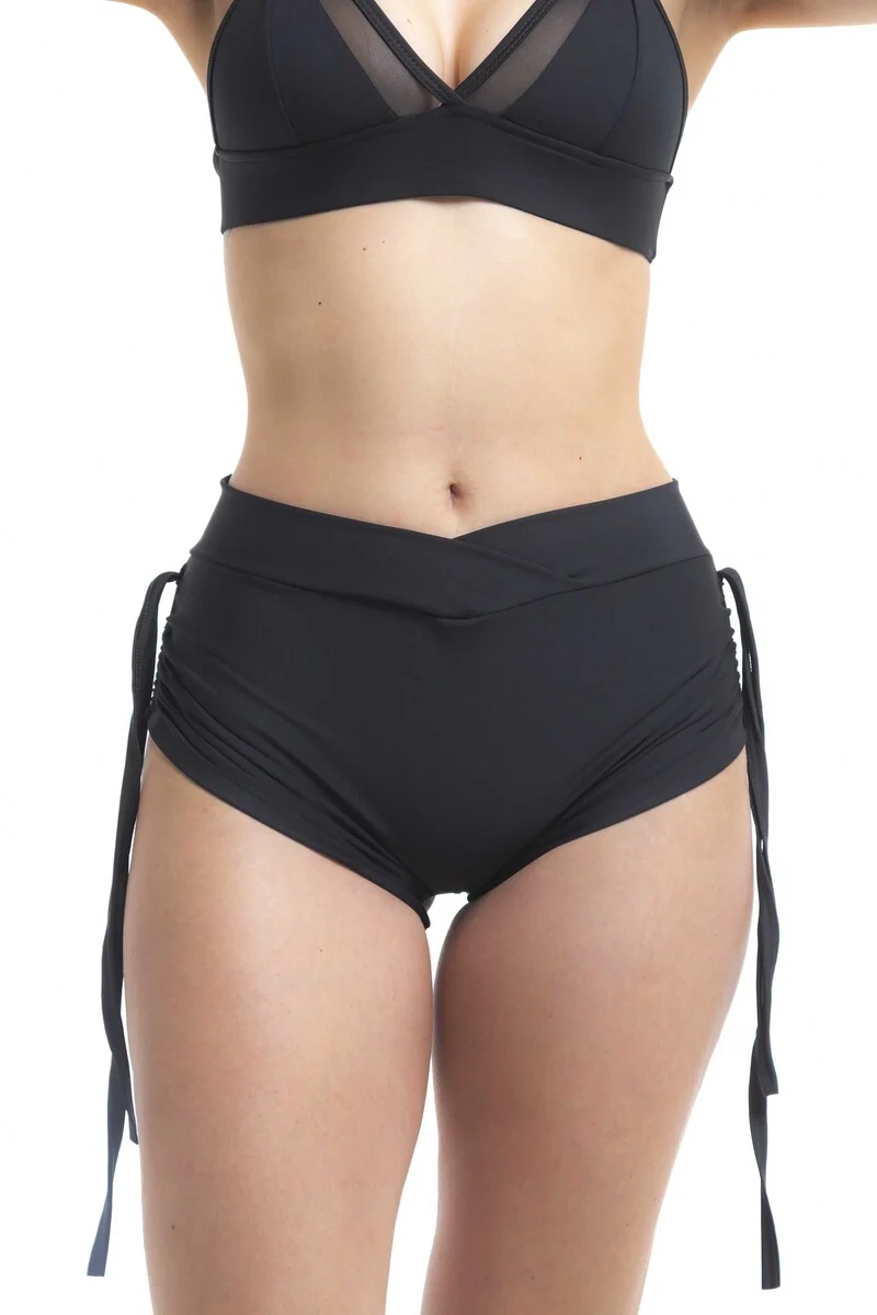 Short negro cordones laterales, pretina media alta