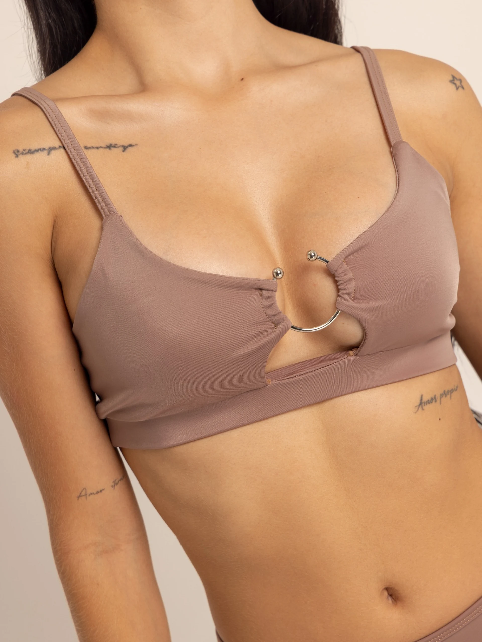 top-taupe-argolla-frontal-detalle